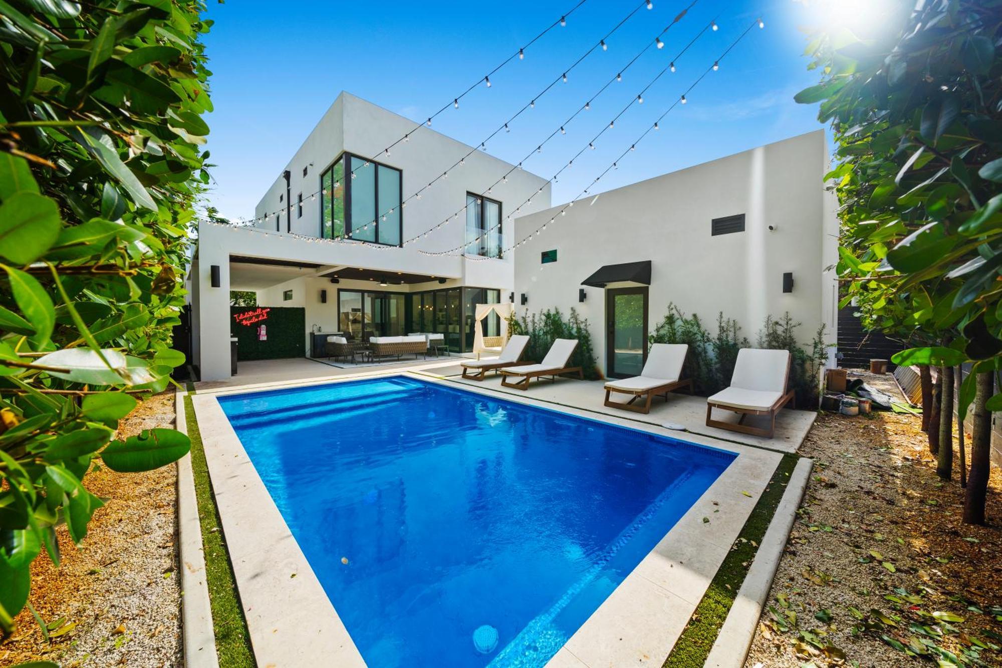 Modern Zen Oasis In Design District Sleeps 16 *