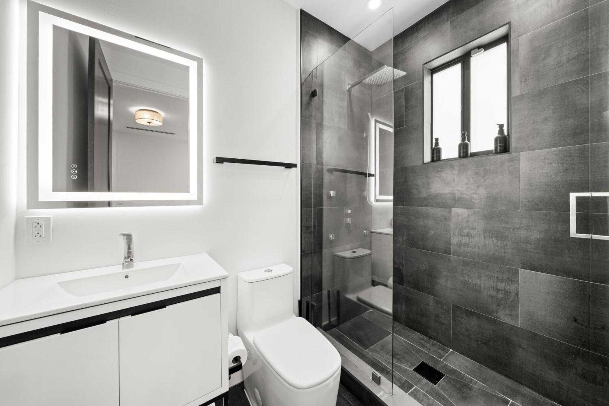 Villa Modern Zen Oasis In Design District Sleeps 16 *