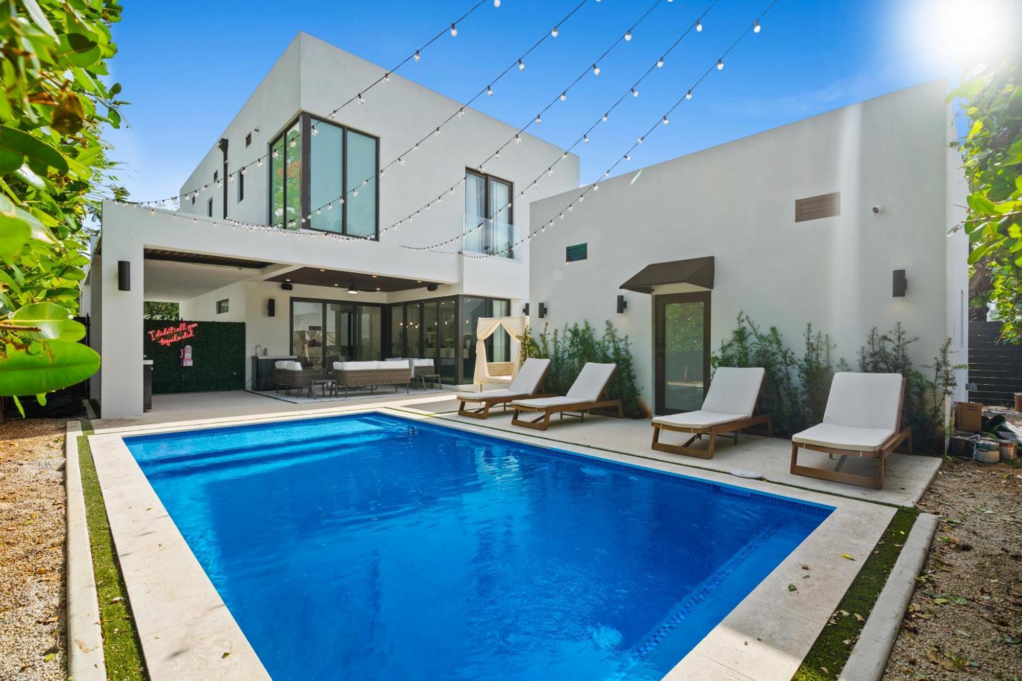 Modern Zen Oasis In Design District Sleeps 16 Villa