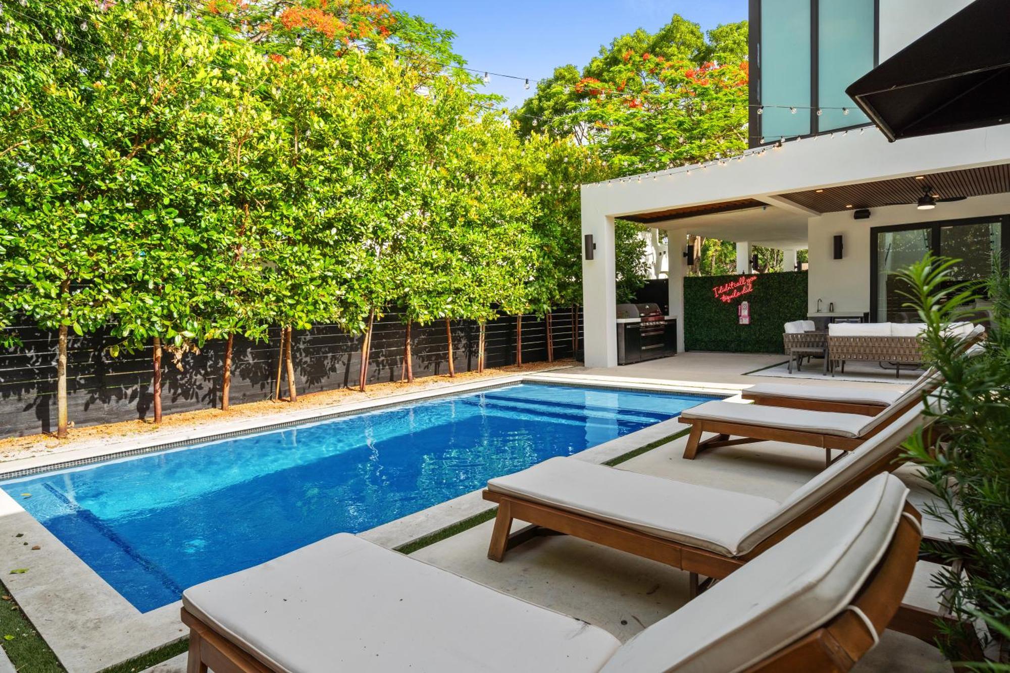 Villa Modern Zen Oasis In Design District Sleeps 16 *