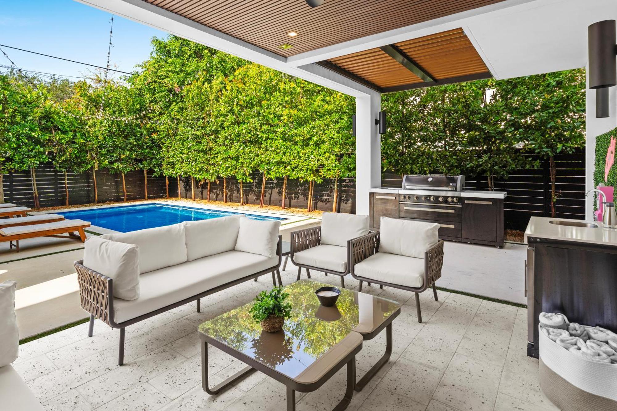 Modern Zen Oasis In Design District Sleeps 16 *