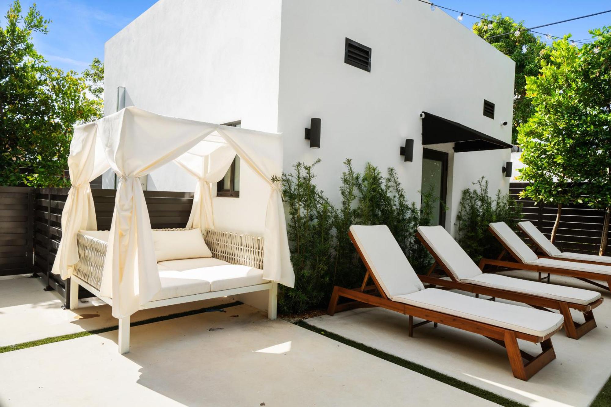 Modern Zen Oasis In Design District Sleeps 16 * Miami