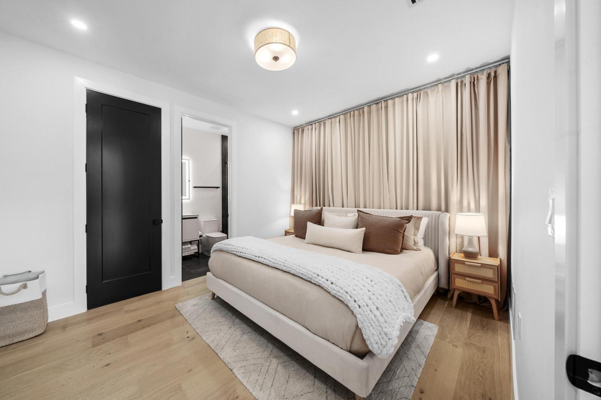 Villa Modern Zen Oasis In Design District Sleeps 16