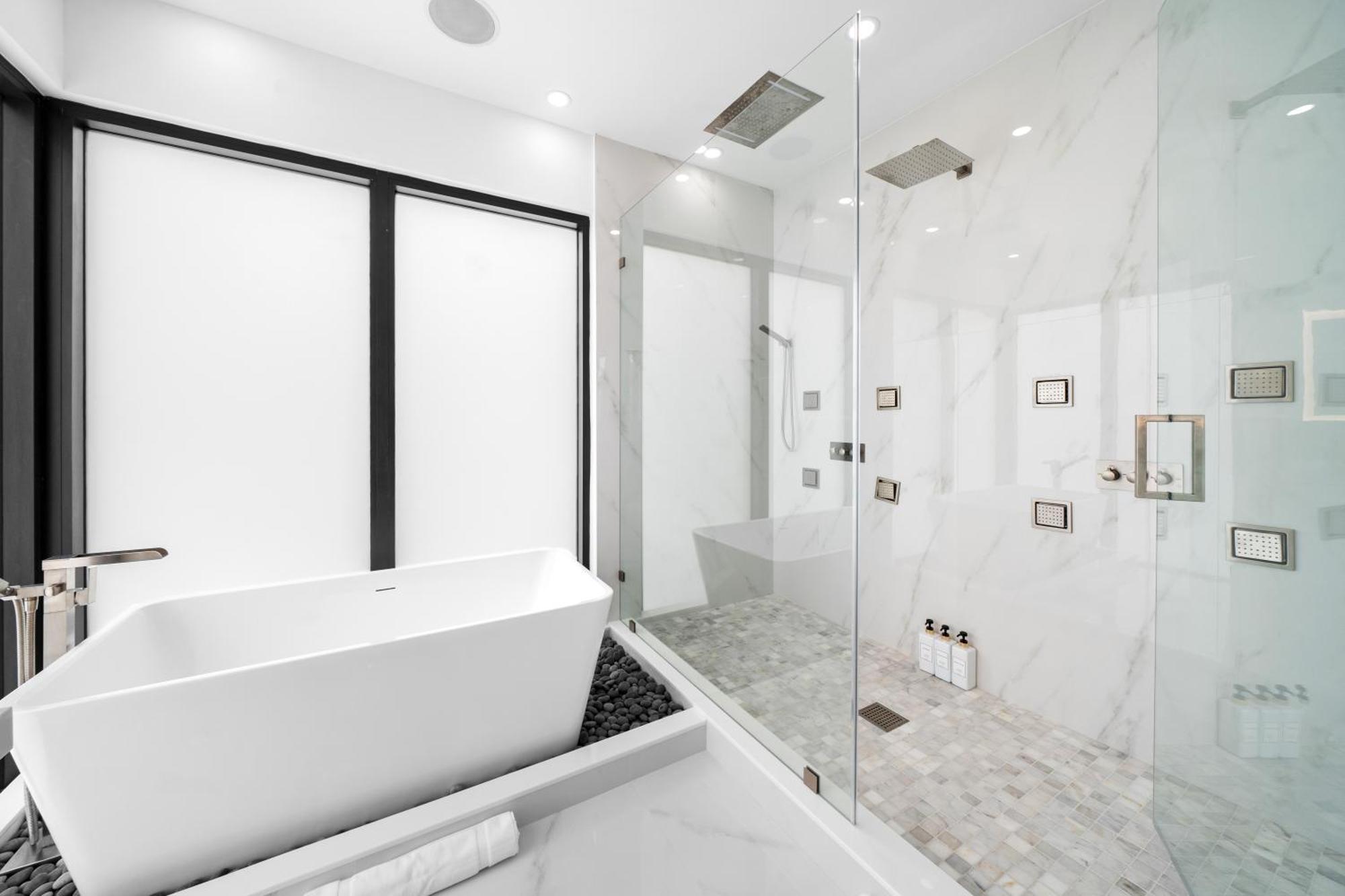 Modern Zen Oasis In Design District Sleeps 16 *