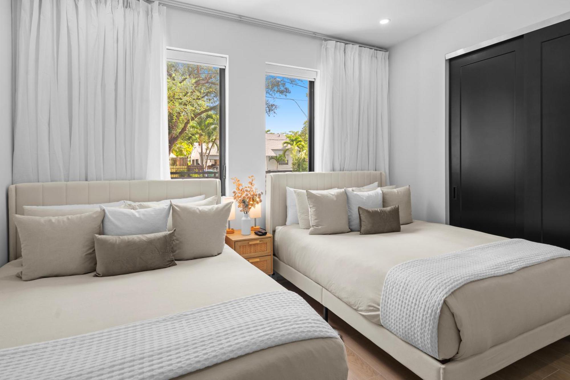 Villa Modern Zen Oasis In Design District Sleeps 16