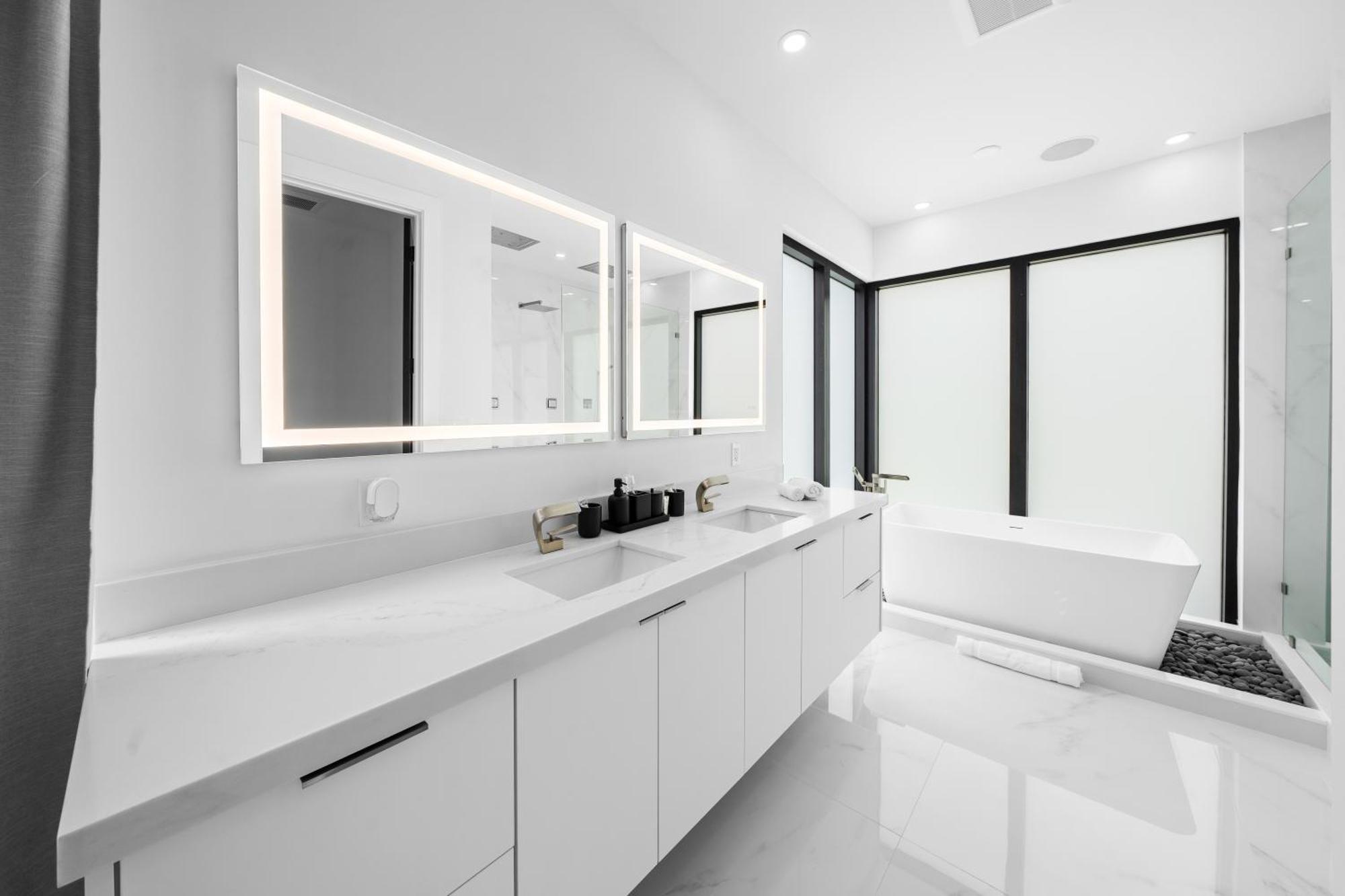 Modern Zen Oasis In Design District Sleeps 16 Villa *