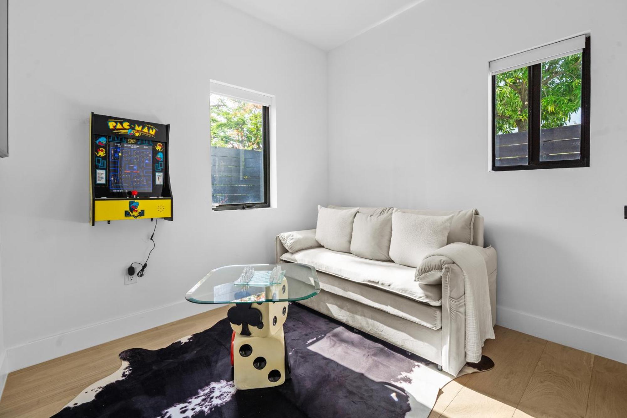 Modern Zen Oasis In Design District Sleeps 16 Villa